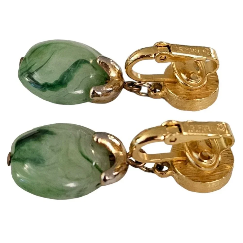 Trifari Gold Tone Green Marbled Resin Lucite Dangle Clip-On Earrings, Signed L82 - Picture 7 of 10